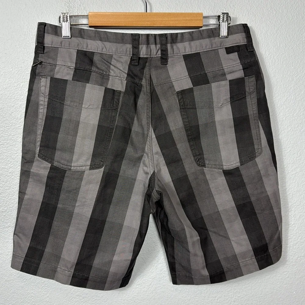 The North Face Men's Gray Striped Shorts‎